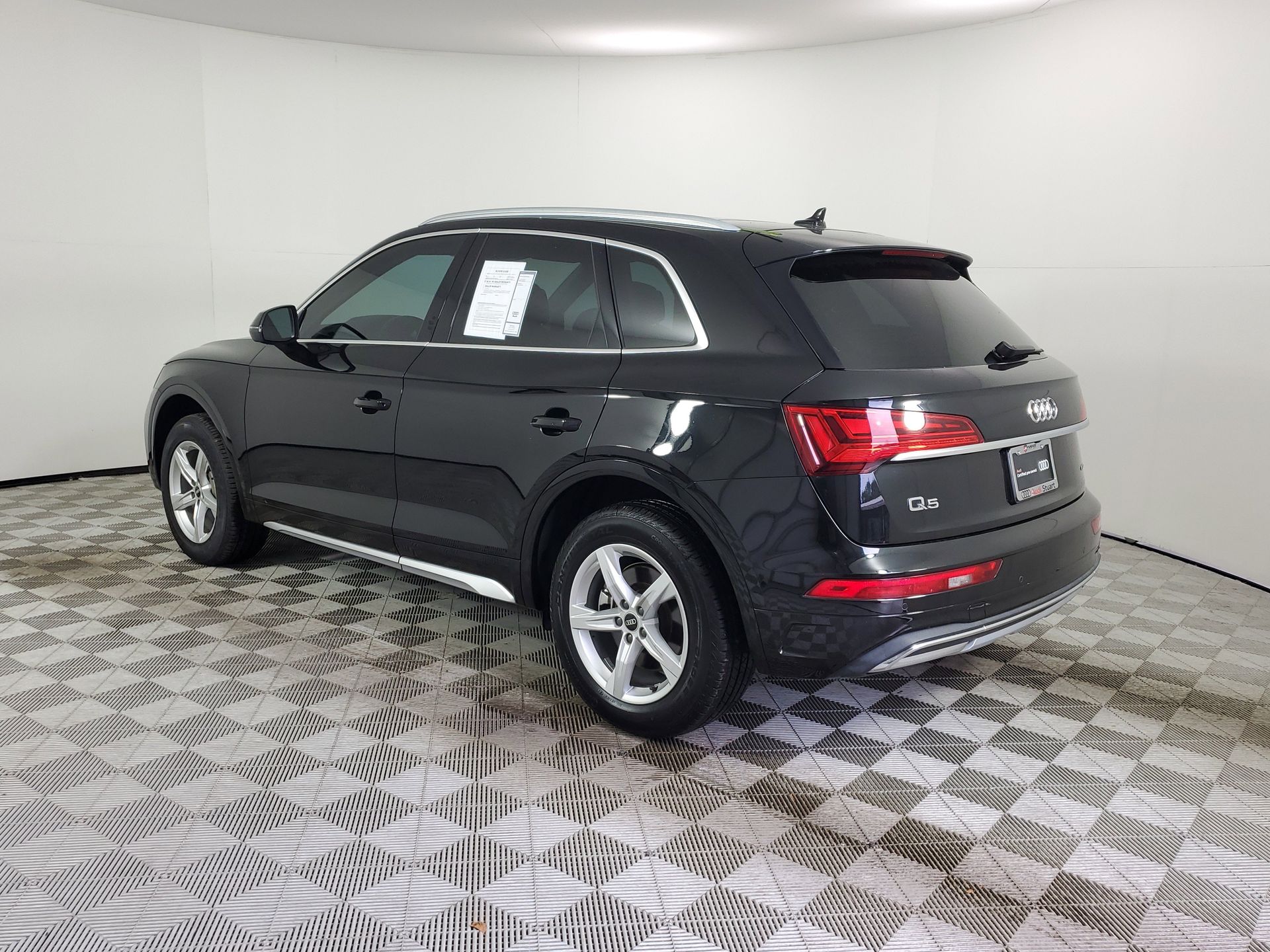 View vehicle photo 7