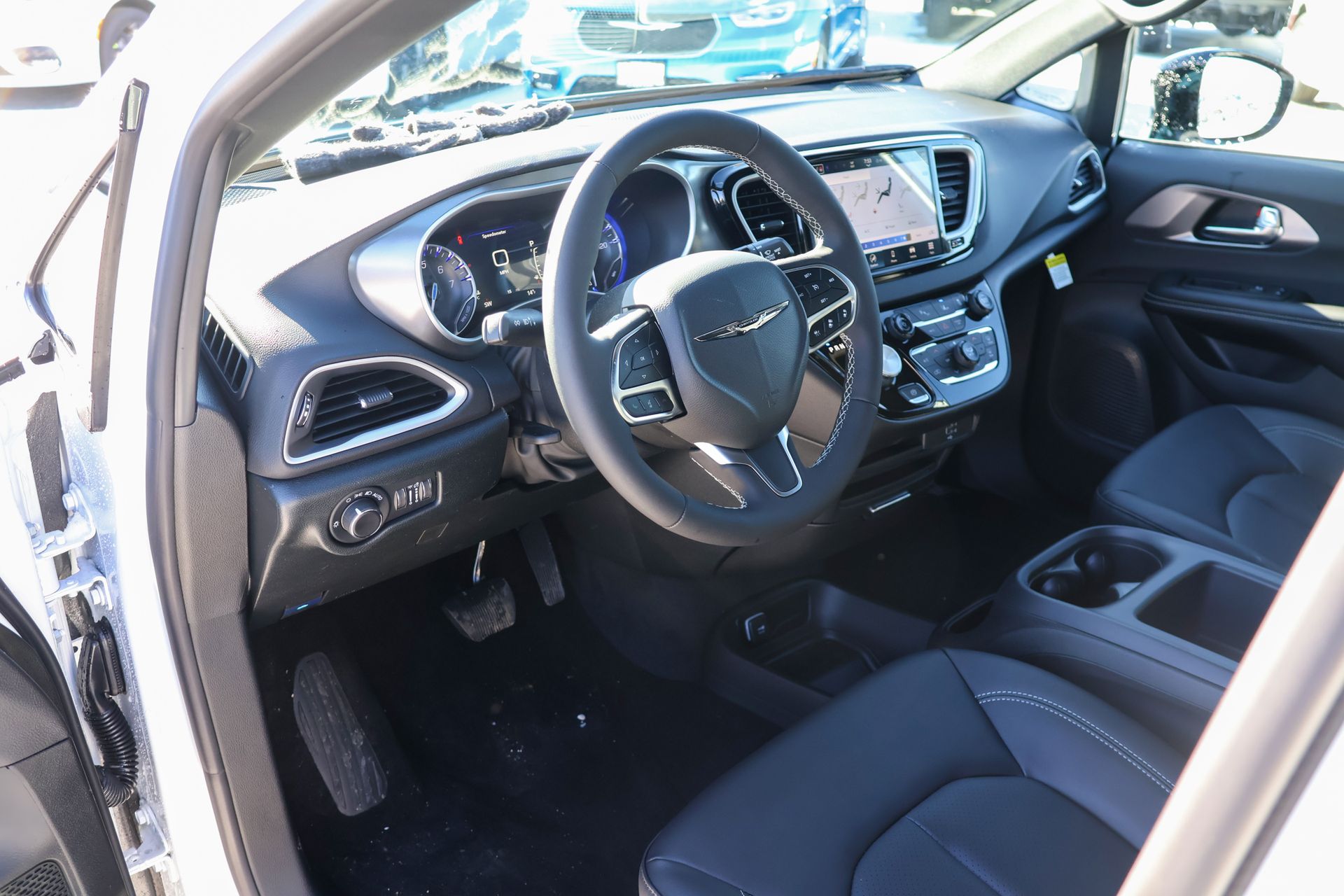 2026 CHRYSLER VOYAGER - Image 4