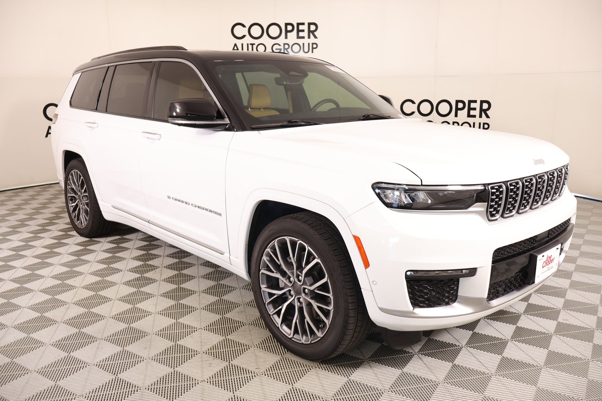 Bright White Clearcoat 2025 Jeep Grand Cherokee L SUV / Crossover Four-Wheel Drive 8-Speed Automatic