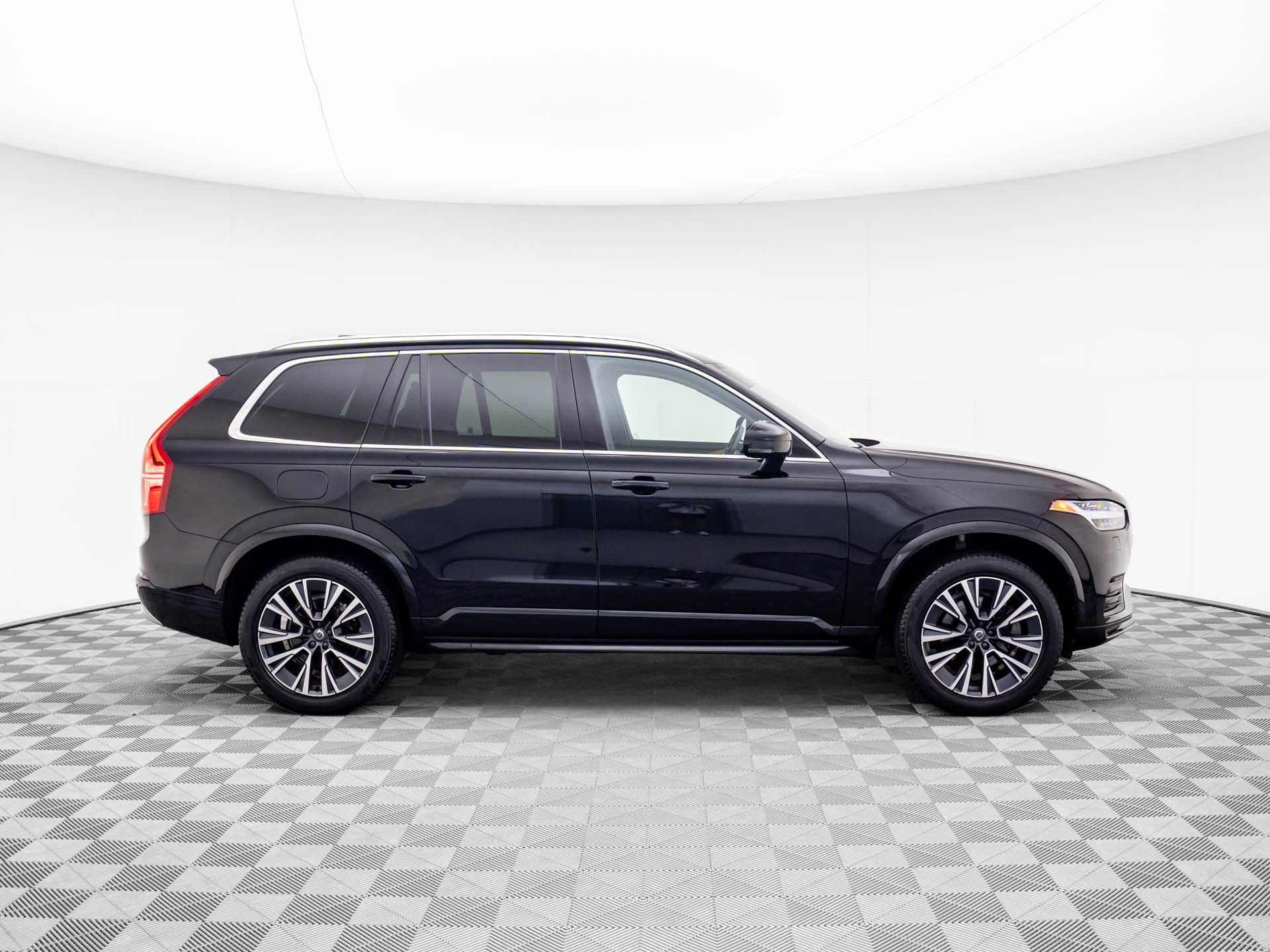 2022 Volvo XC90 T5 Momentum photo
