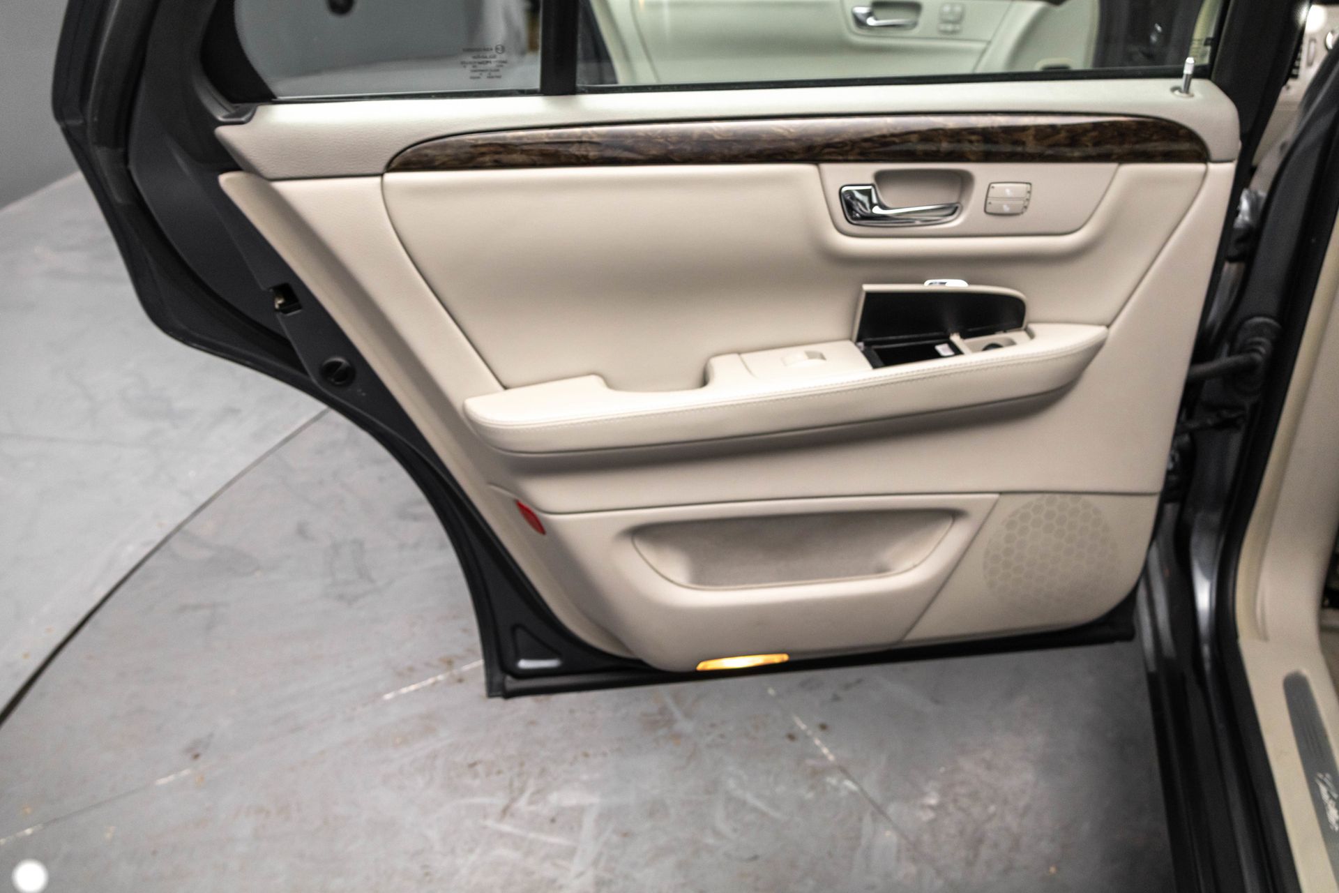 2011 CADILLAC DTS - Image 31