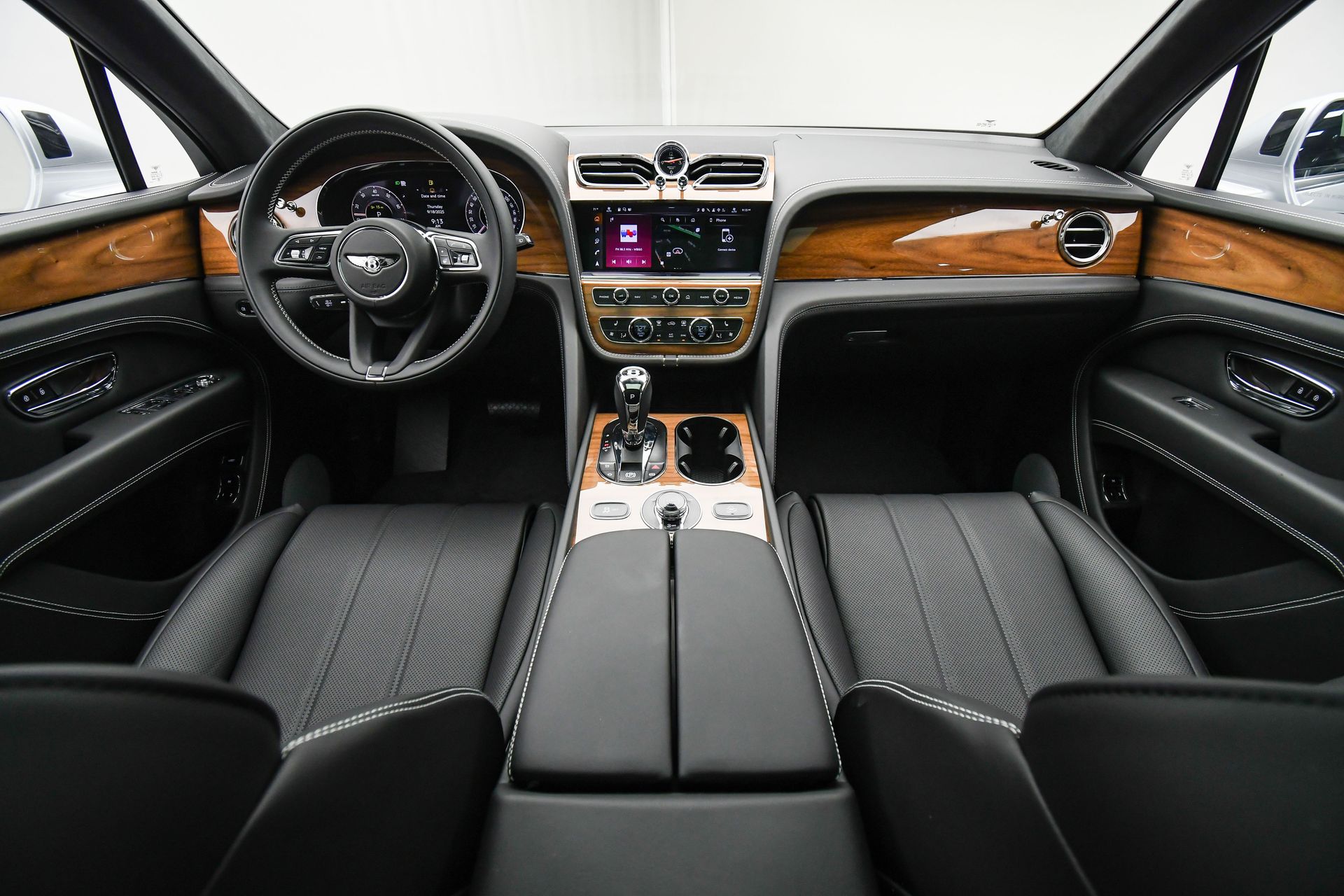 2025 Bentley Bentayga - Photo 4
