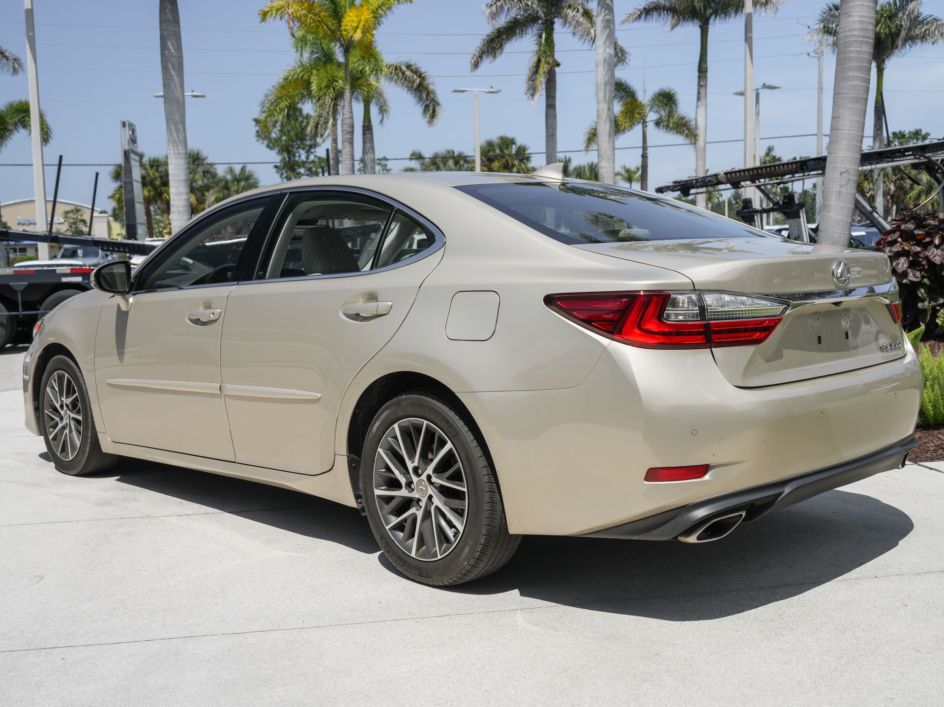 used 2018 Lexus ES car, priced at $26,300