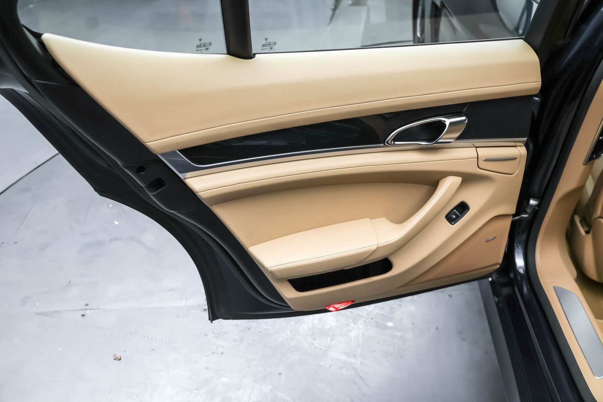 2015 PORSCHE PANAMERA - Image 30