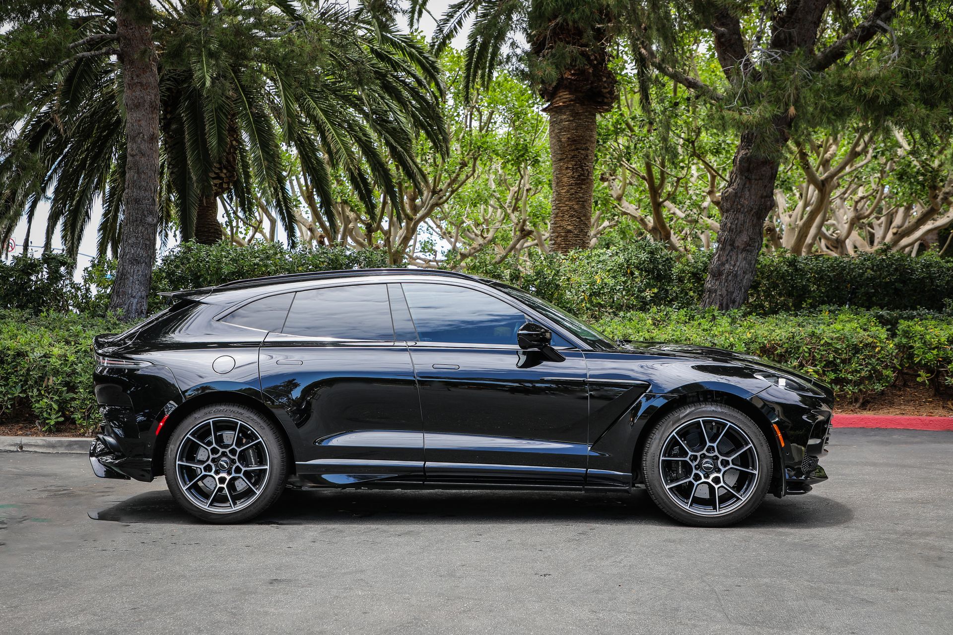Aston Martin 2023 DBX 707