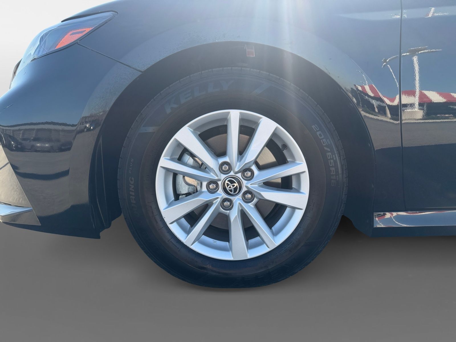 2025 Toyota Camry LE - Photo 14