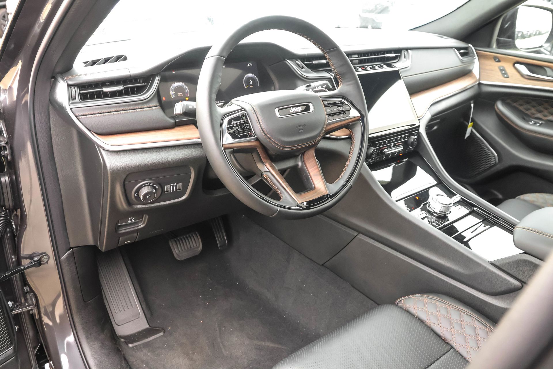 2025 JEEP GRAND CHEROKEE - Image 4