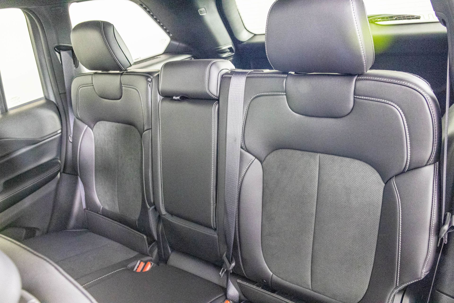 2025 JEEP GRAND CHEROKEE - Image 33