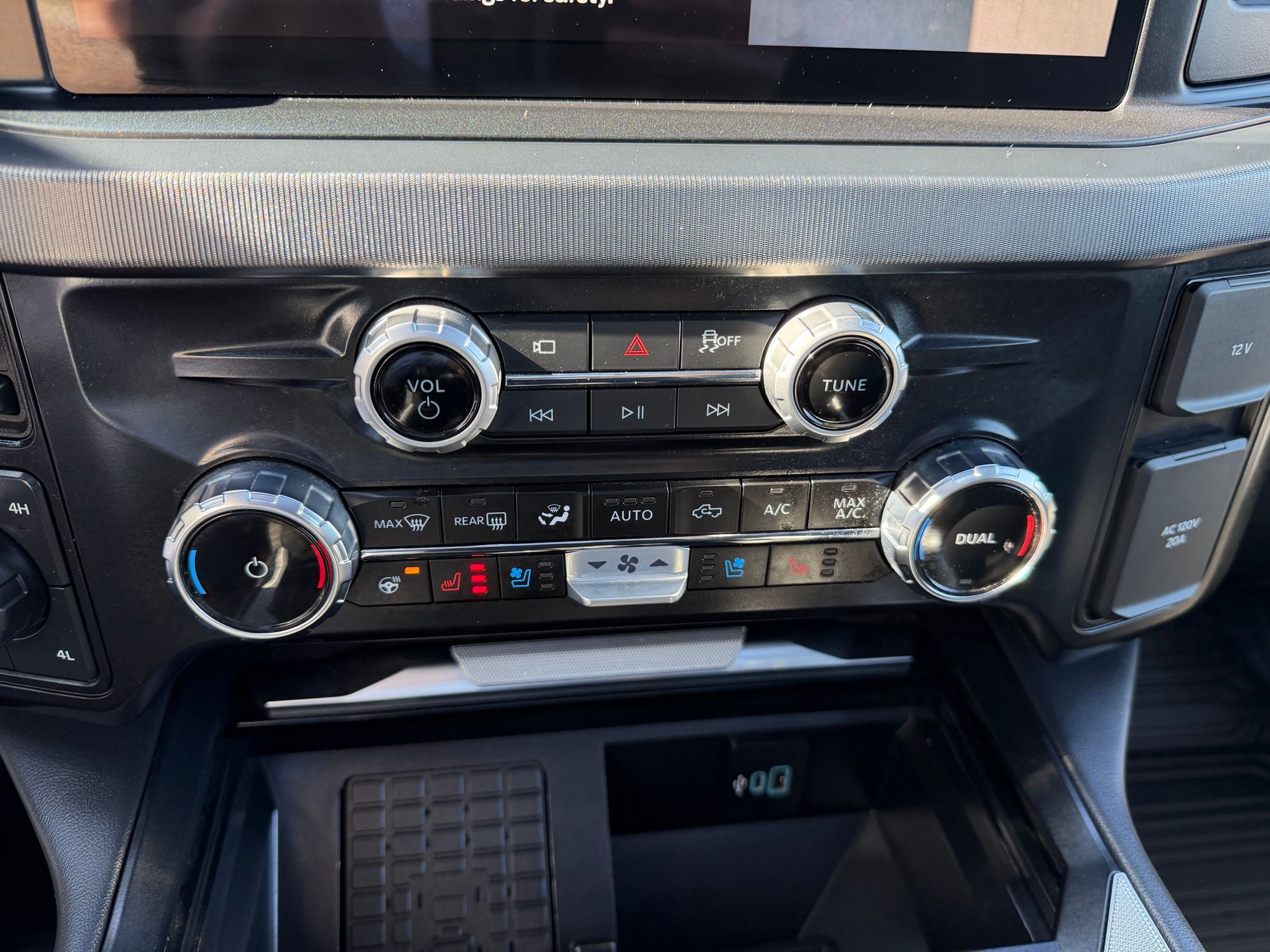 2025 Ford F-450 Super Duty Platinum - Photo 32