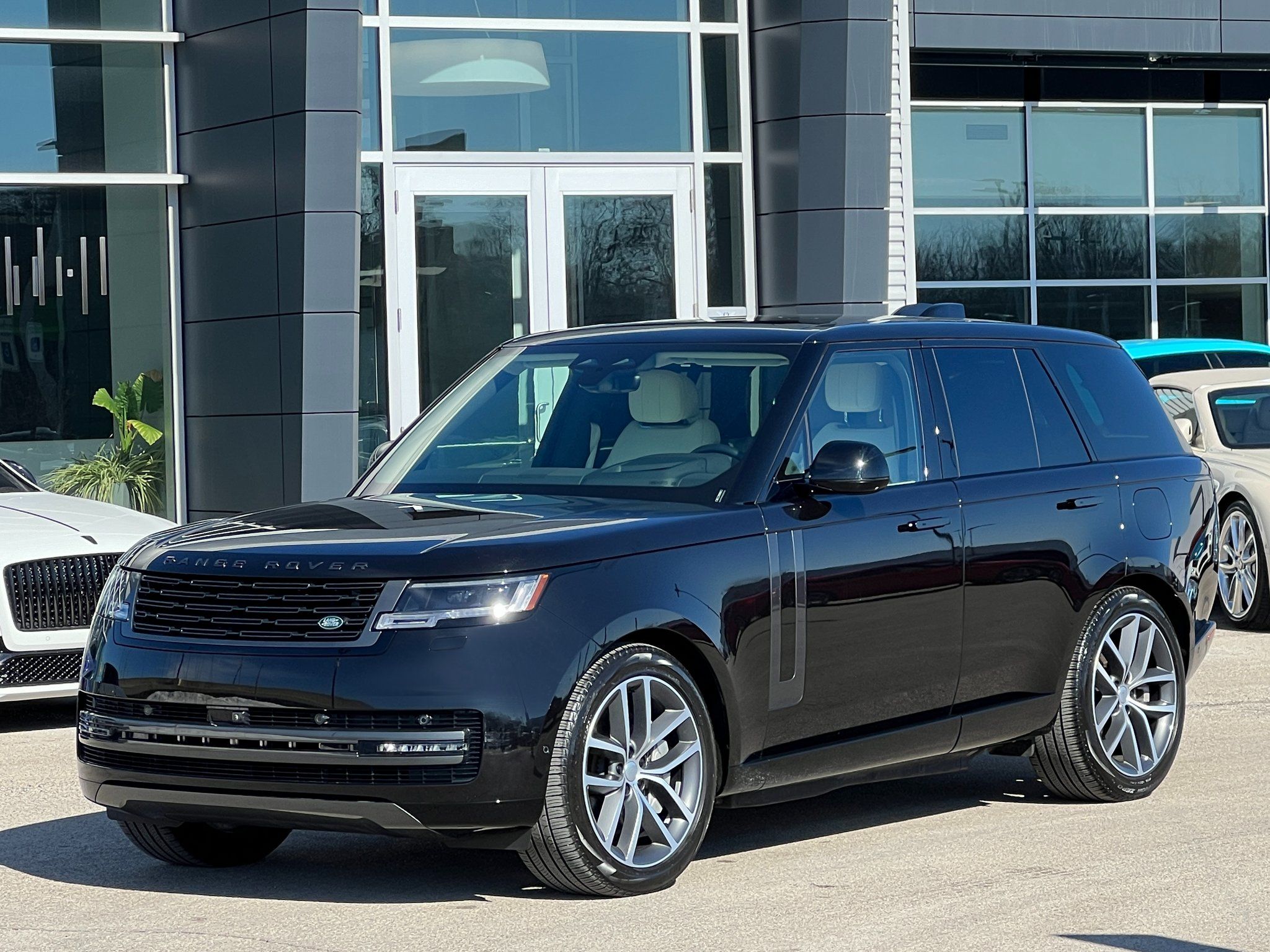 2025 Land Rover Range Rover P550e SE AWD