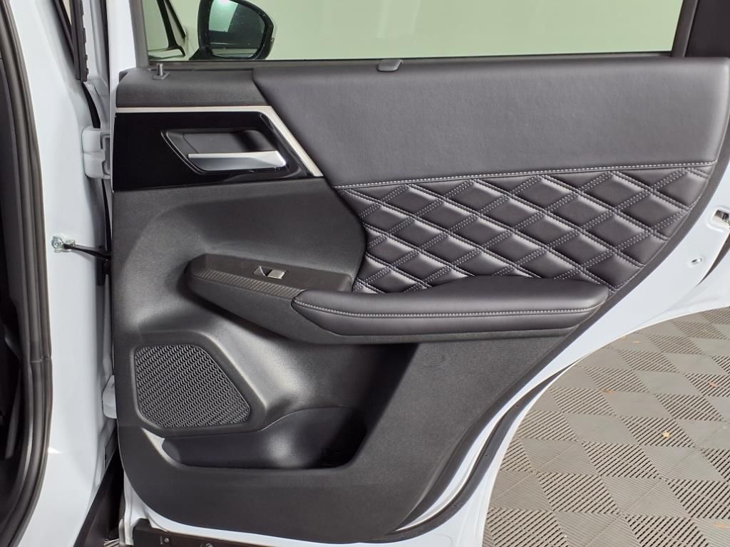 2025 Mitsubishi Outlander Plug-in Hybrid SEL - Photo 10