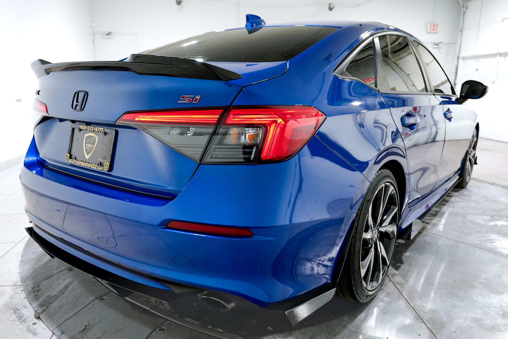 View vehicle photo 7