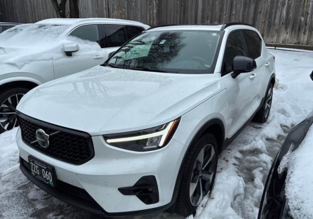 2023 Volvo XC40 B5 Plus Dark Theme AWD