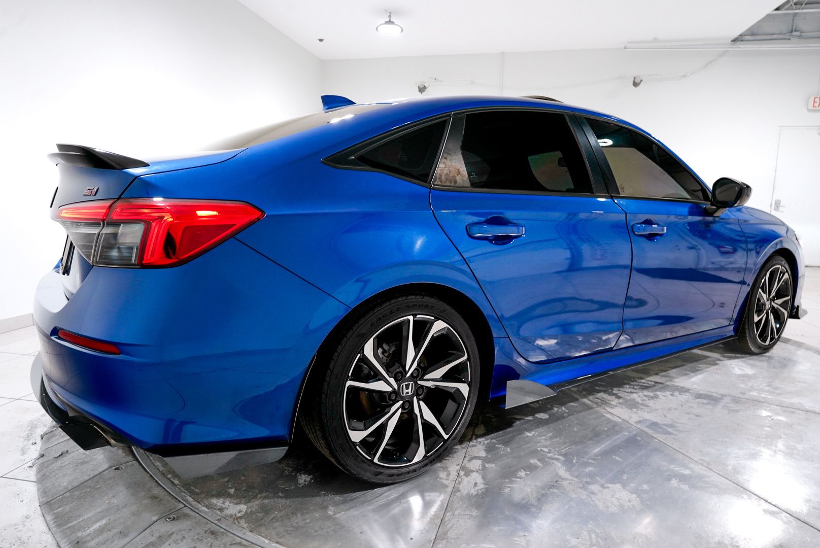 View vehicle photo 6