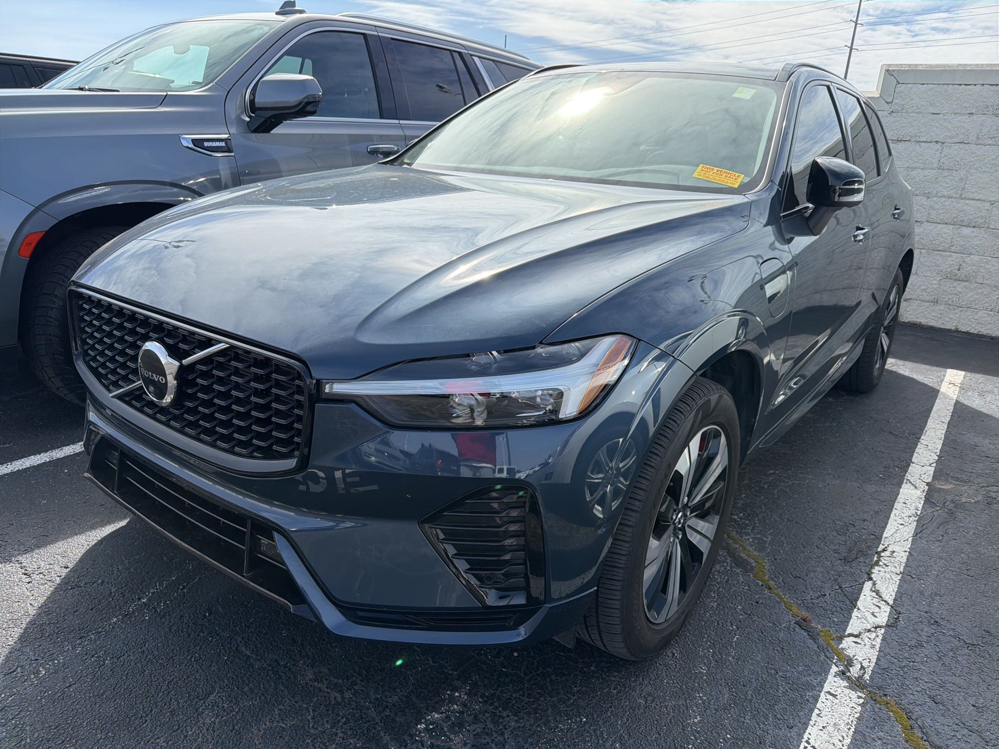 2025 Volvo XC60 Recharge T8 Plus Dark Theme eAWD