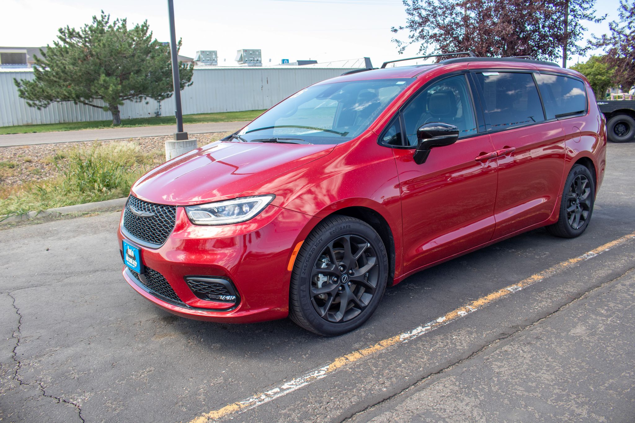 Red Hot Pearlcoat 2025 Chrysler Pacifica Minivan Front-Wheel Drive 9-Speed Automatic