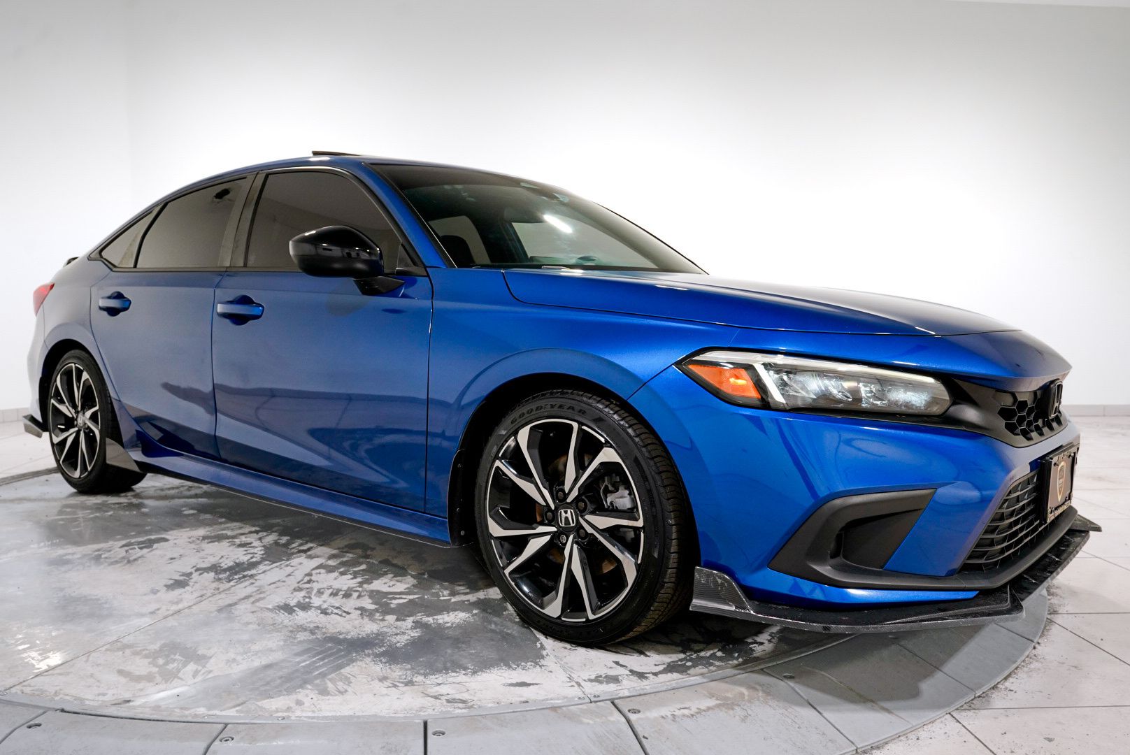 View vehicle photo 4