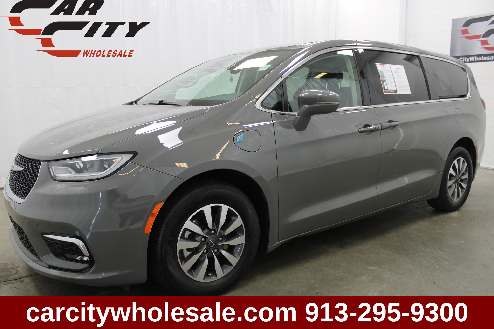 Ceramic Gray Clearcoat 2022 Chrysler Pacifica Hybrid Minivan Front-Wheel Drive Continuously Variable Transmission