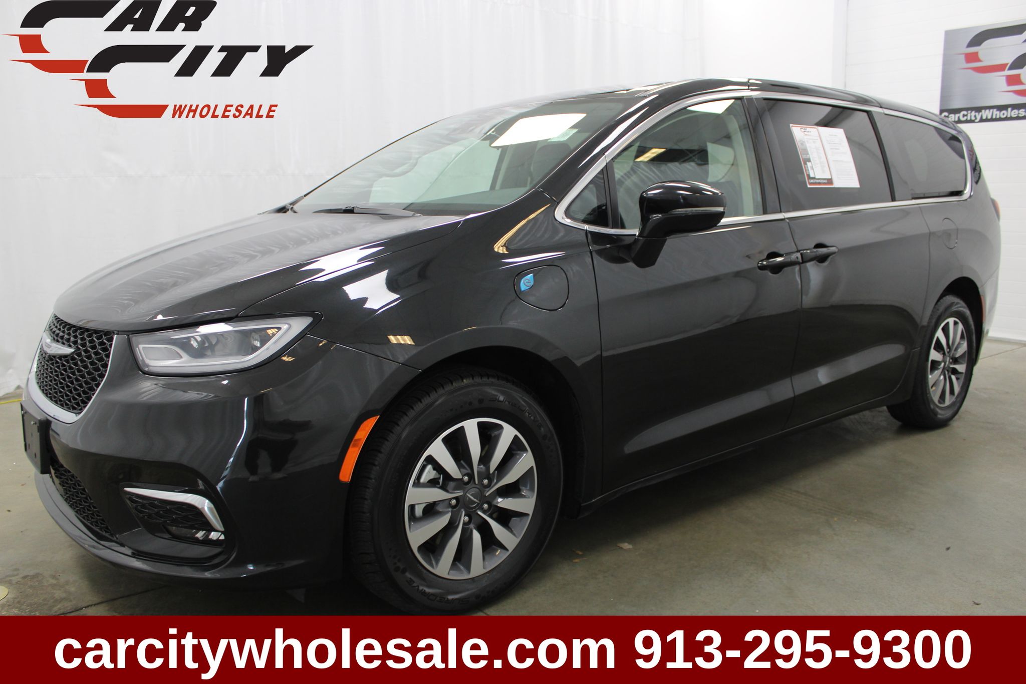 Brilliant Black Crystal Pearlcoat 2024 Chrysler Pacifica Hybrid Minivan Front-Wheel Drive Continuously Variable Transmission