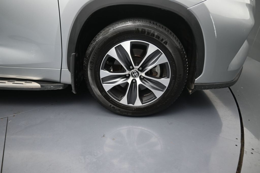2022 Toyota Highlander XLE Silver at Don McGill Toyota