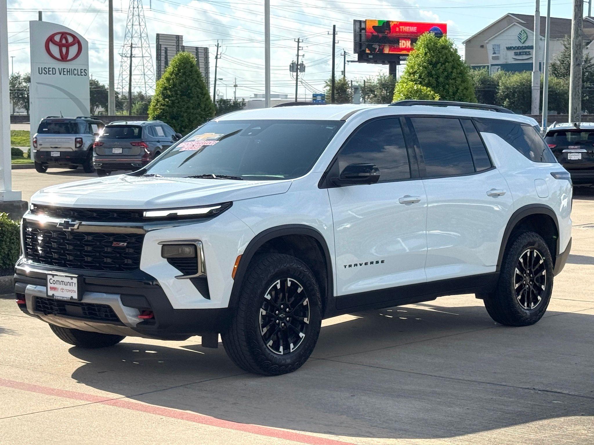 2024 Chevrolet Traverse Z71 White at Classic Elite Chevrolet Sugar Land