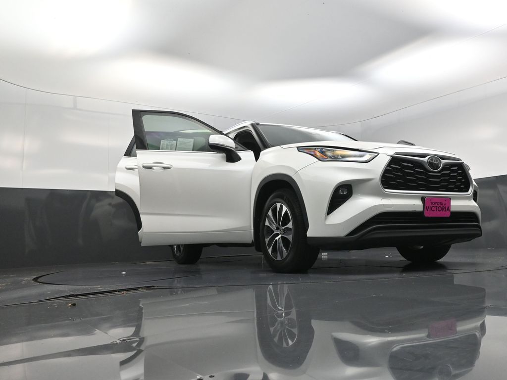 2020 Toyota Highlander XLE White at Emmons Autoplex