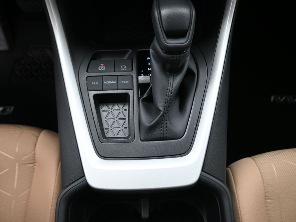 2025 Toyota RAV4 XLE - 9