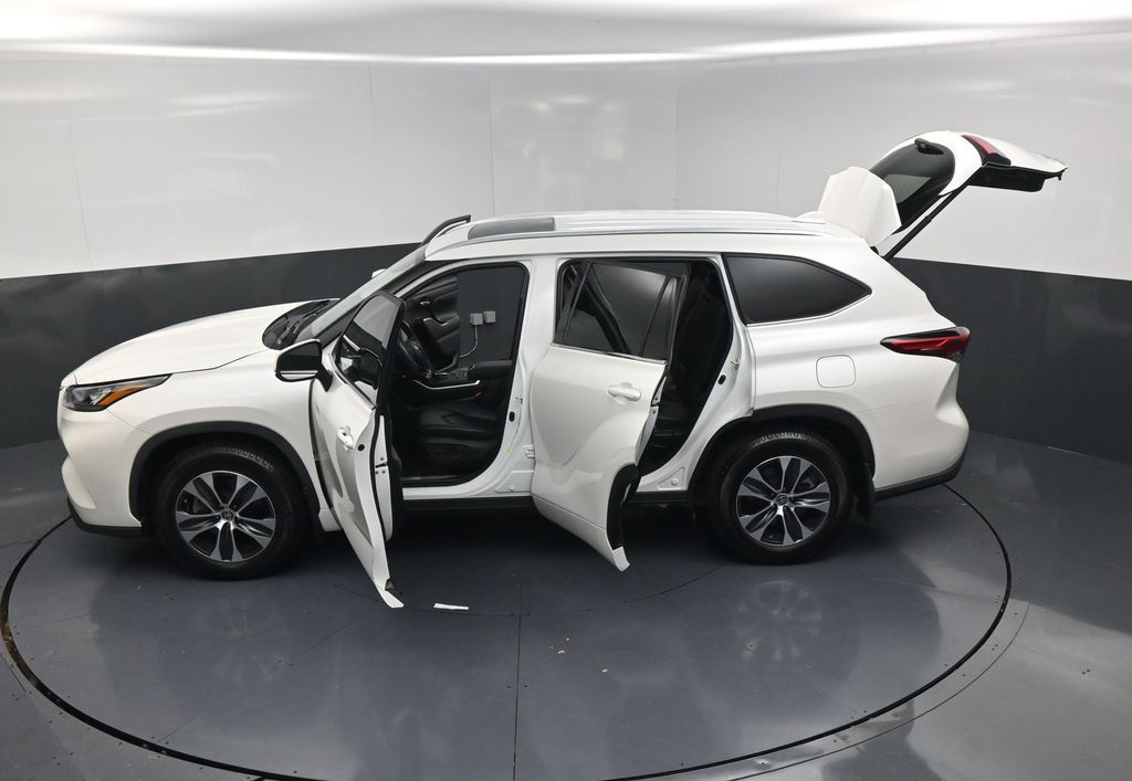 2020 Toyota Highlander XLE White at Emmons Autoplex