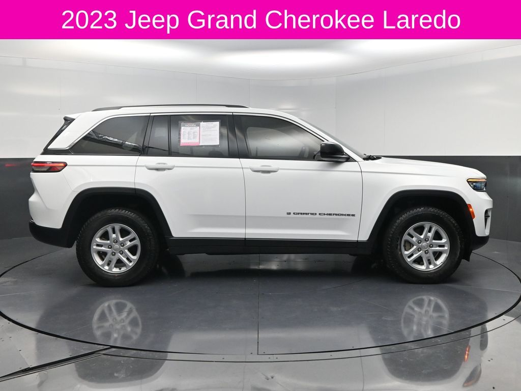 2023 Jeep Grand Cherokee Laredo - 3