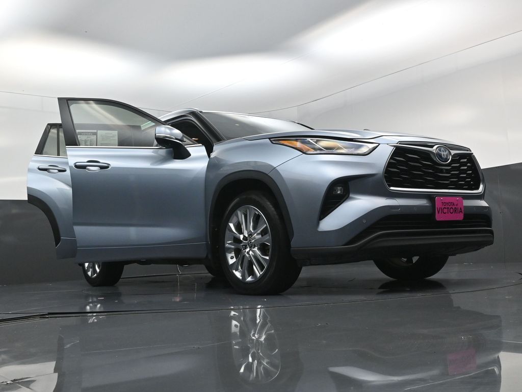 2024 Toyota Highlander Hybrid Limited  at Toyota of Victoria