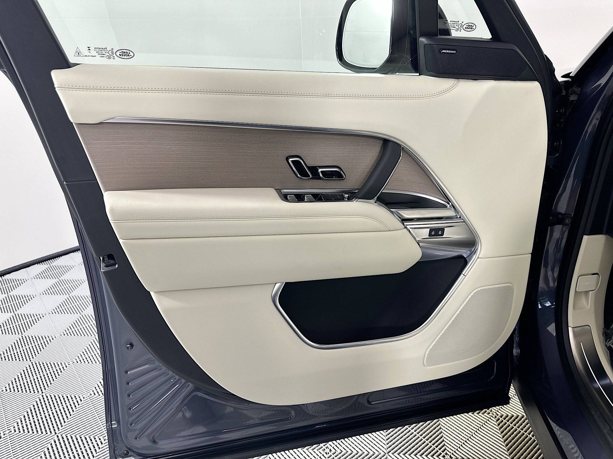 new 2026 Land Rover Range Rover Plug-In Hybrid car, priced at $135,525