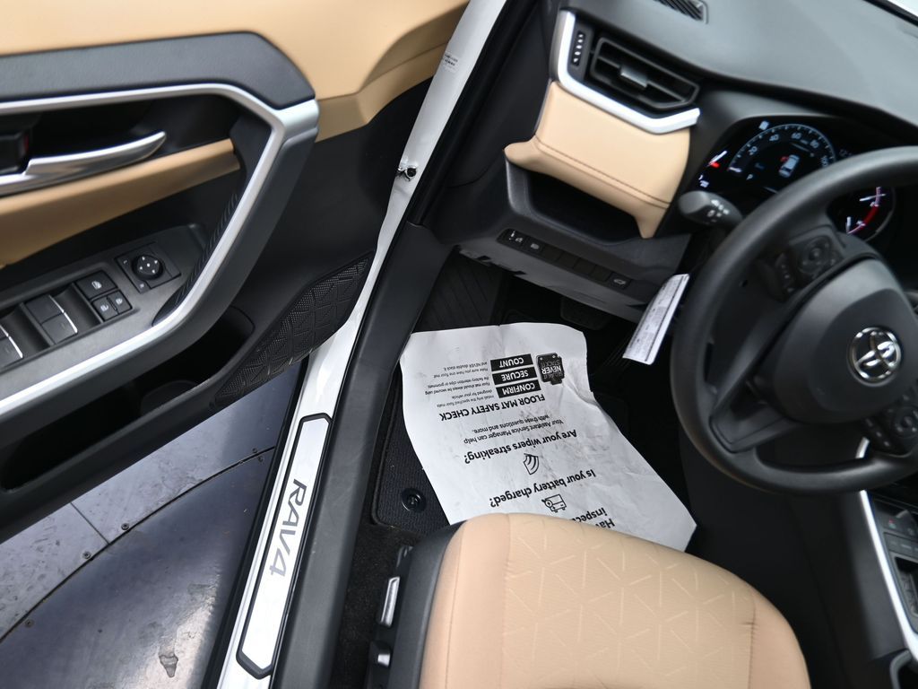 2025 Toyota RAV4 XLE - 11
