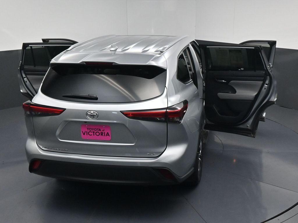 2022 Toyota Highlander XLE Silver at Don McGill Toyota