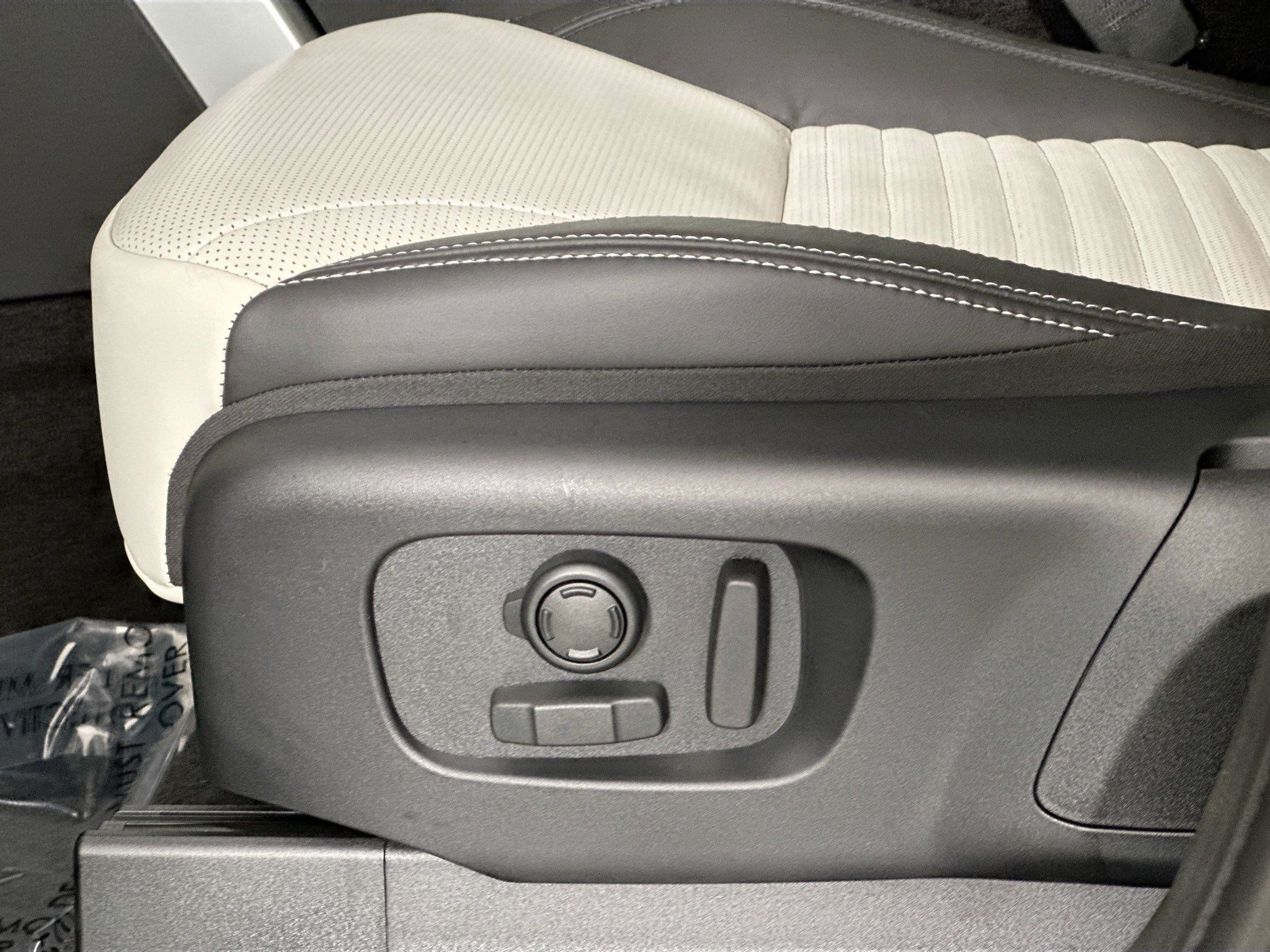 new 2025 Land Rover Discovery car, priced at $79,478