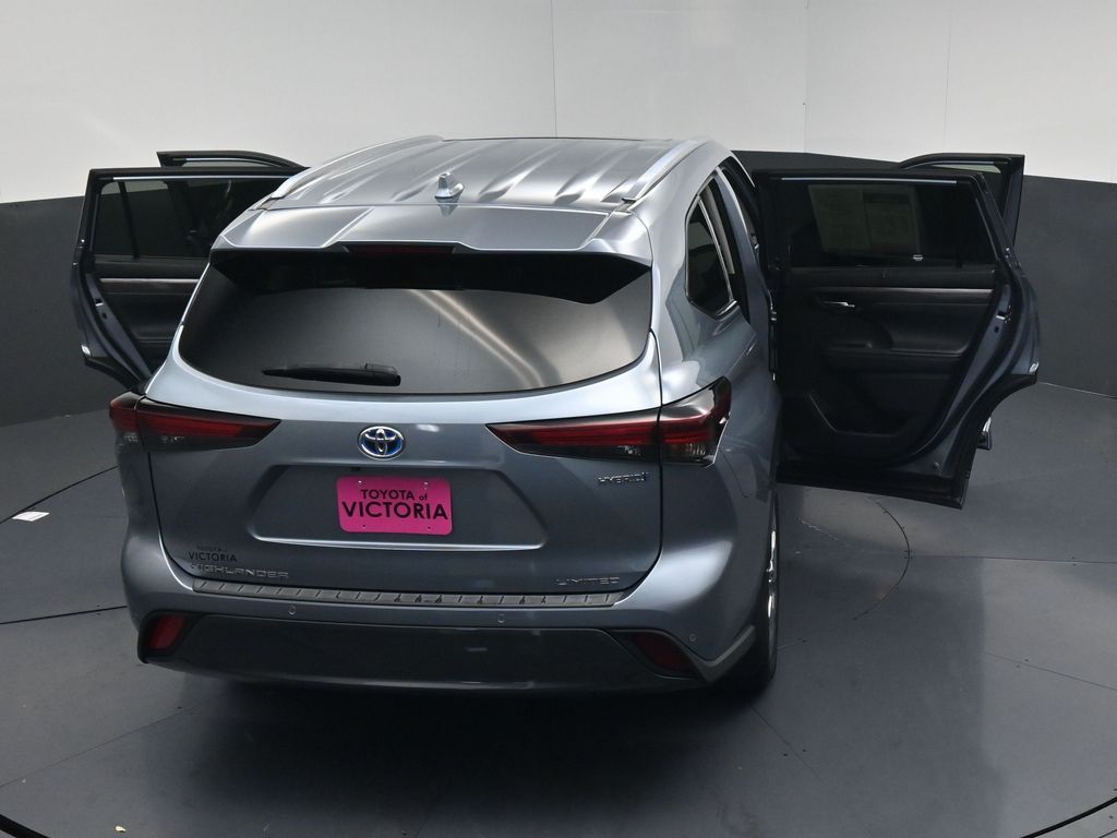 2024 Toyota Highlander Hybrid Limited  at Toyota of Victoria