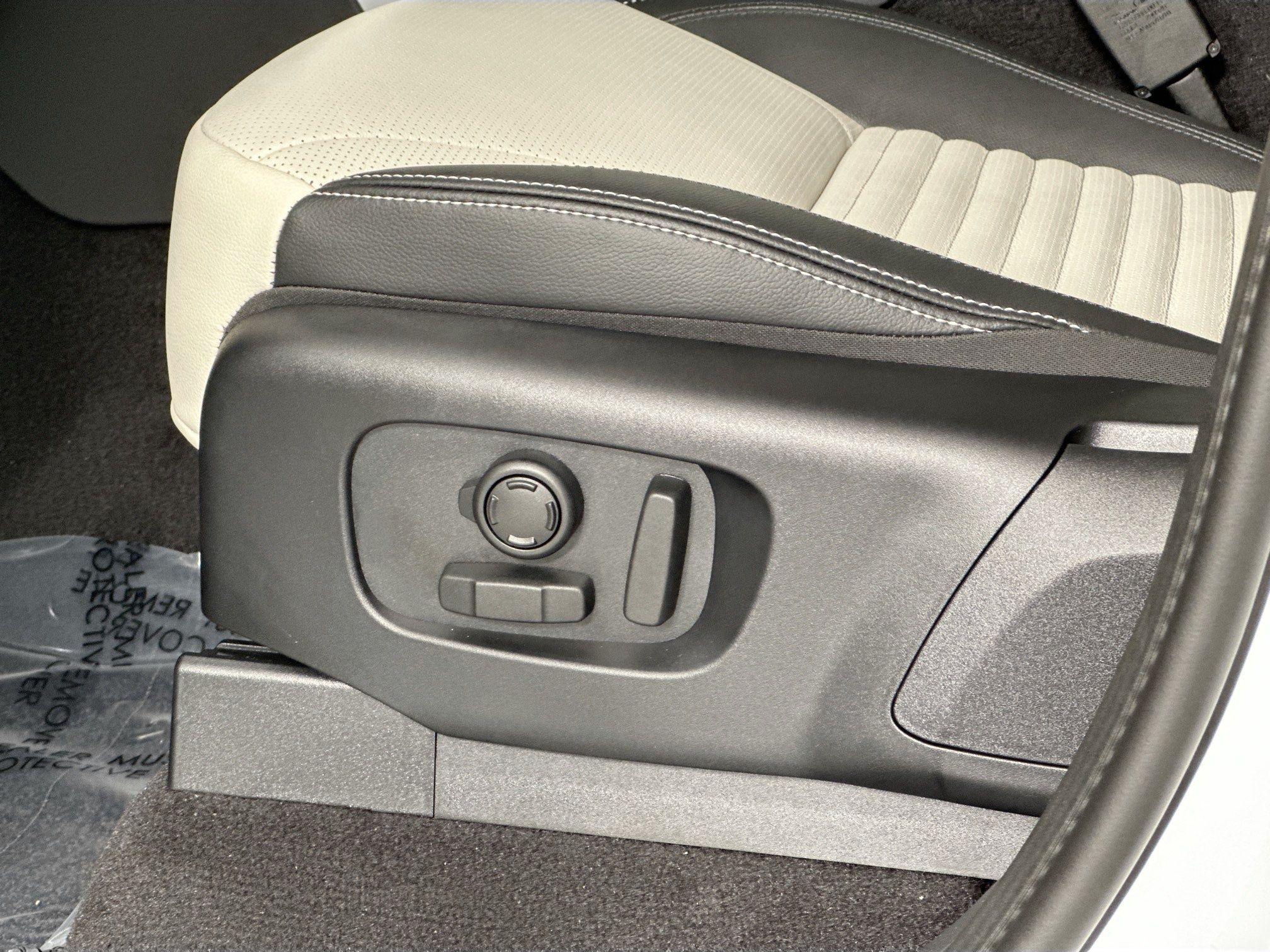 used 2025 Land Rover Discovery car, priced at $49,995