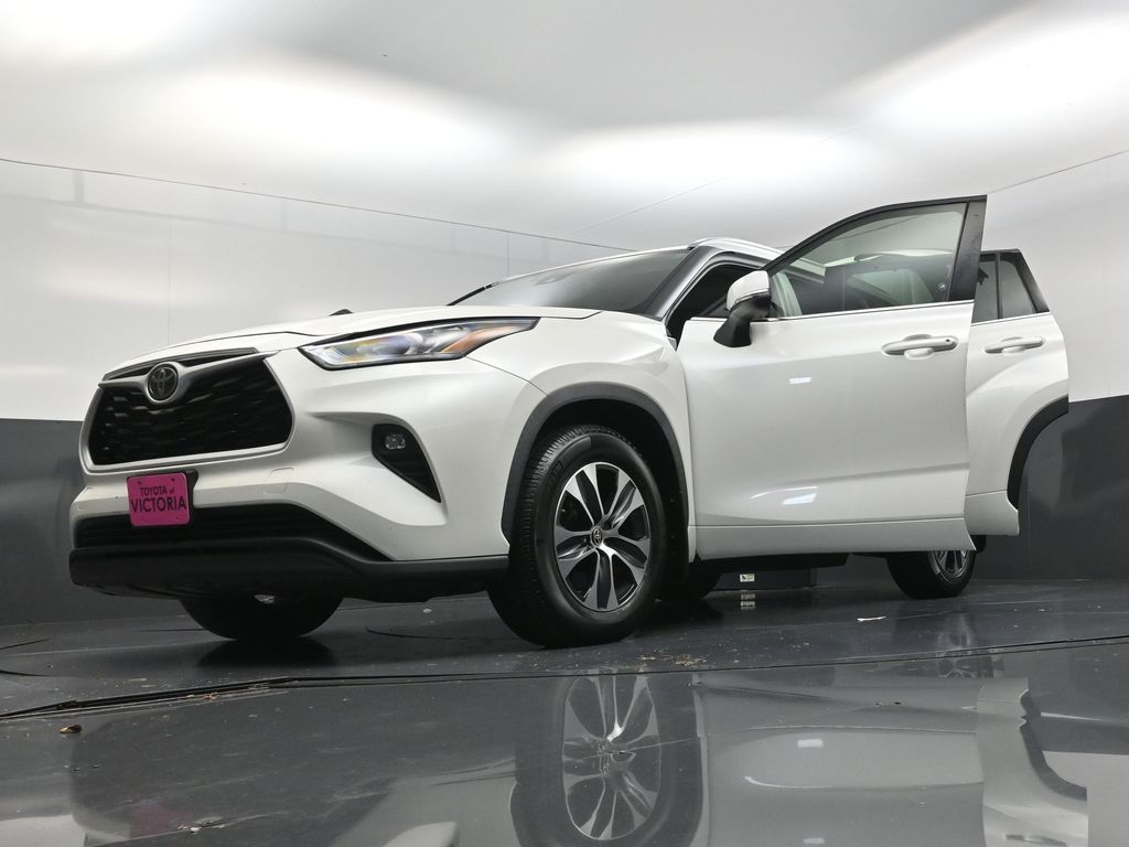 2020 Toyota Highlander XLE White at Emmons Autoplex