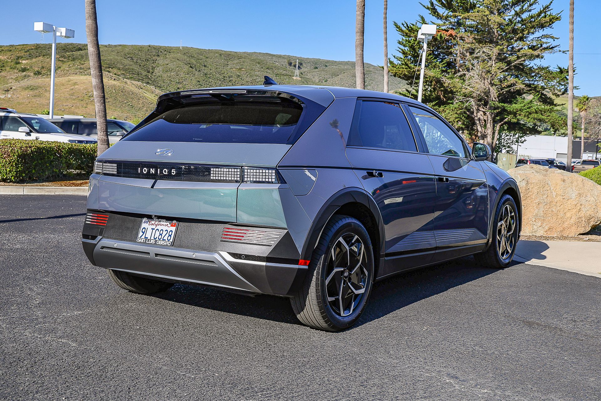 View vehicle photo 4