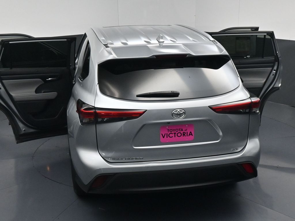 2022 Toyota Highlander XLE Silver at Don McGill Toyota