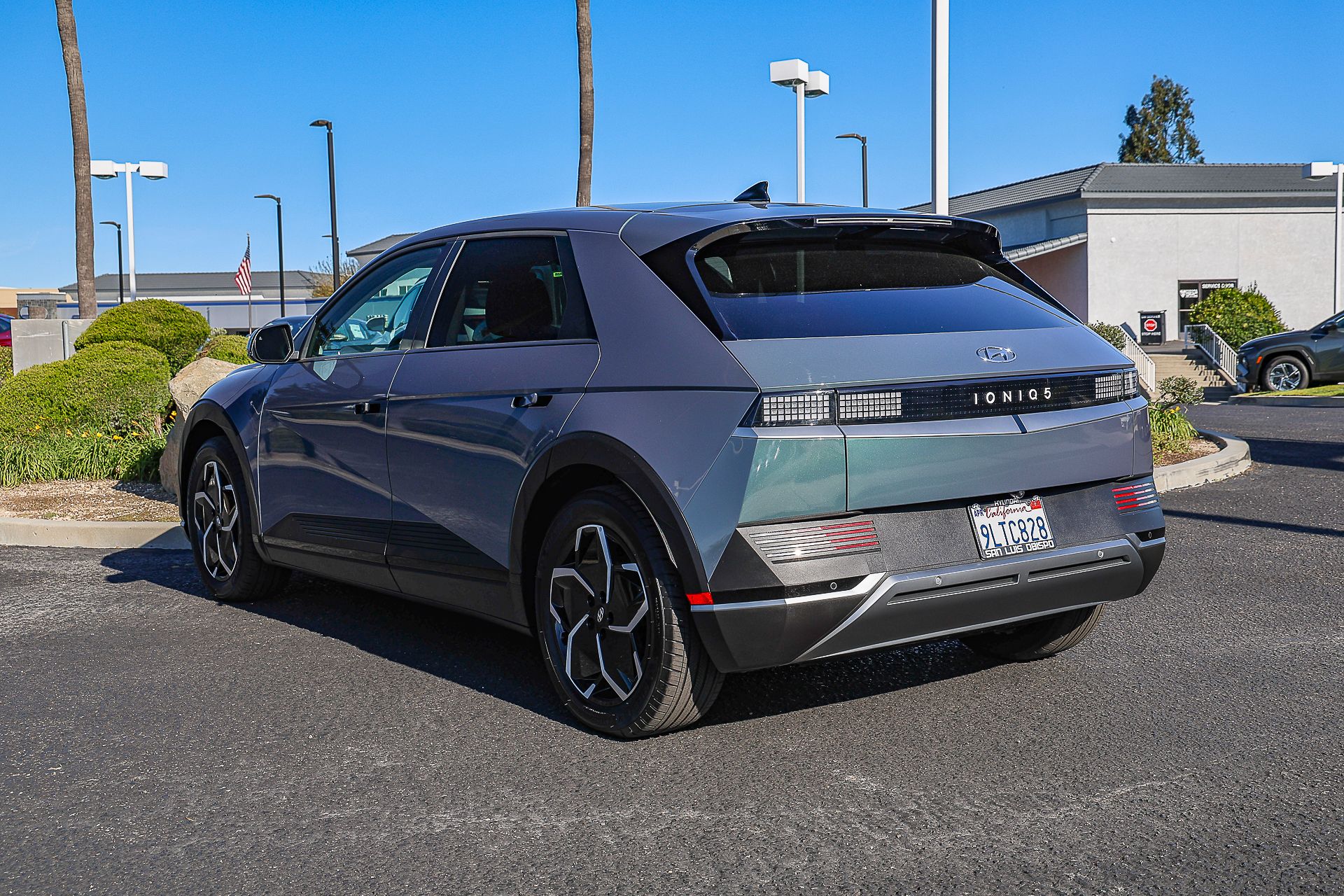 View vehicle photo 6