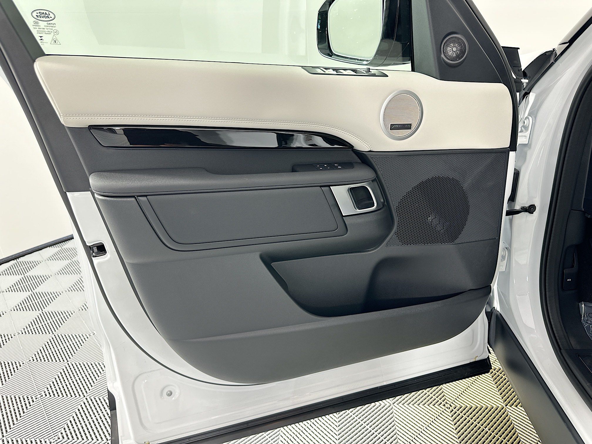 used 2025 Land Rover Discovery car, priced at $49,995