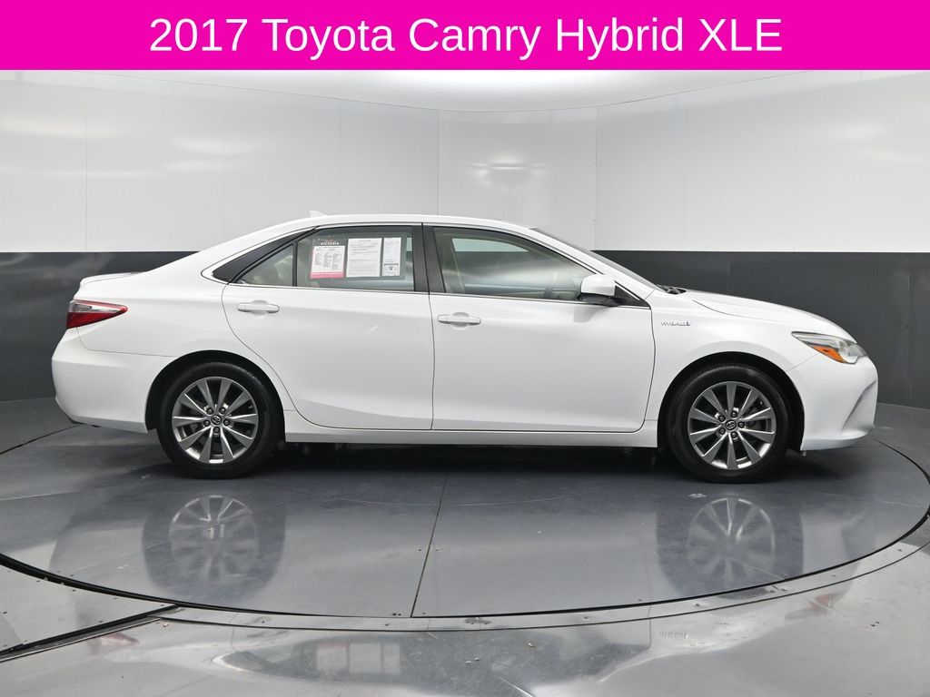 2017 Toyota Camry Hybrid XLE - 3