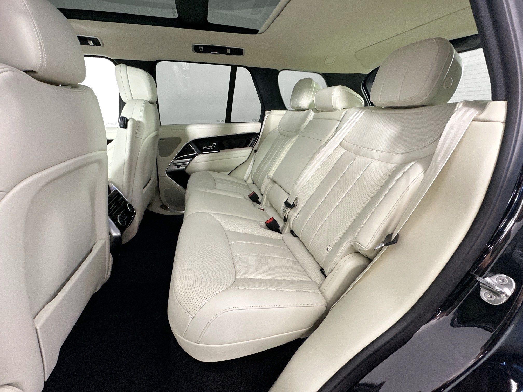 new 2026 Land Rover Range Rover Plug-In Hybrid car, priced at $133,760