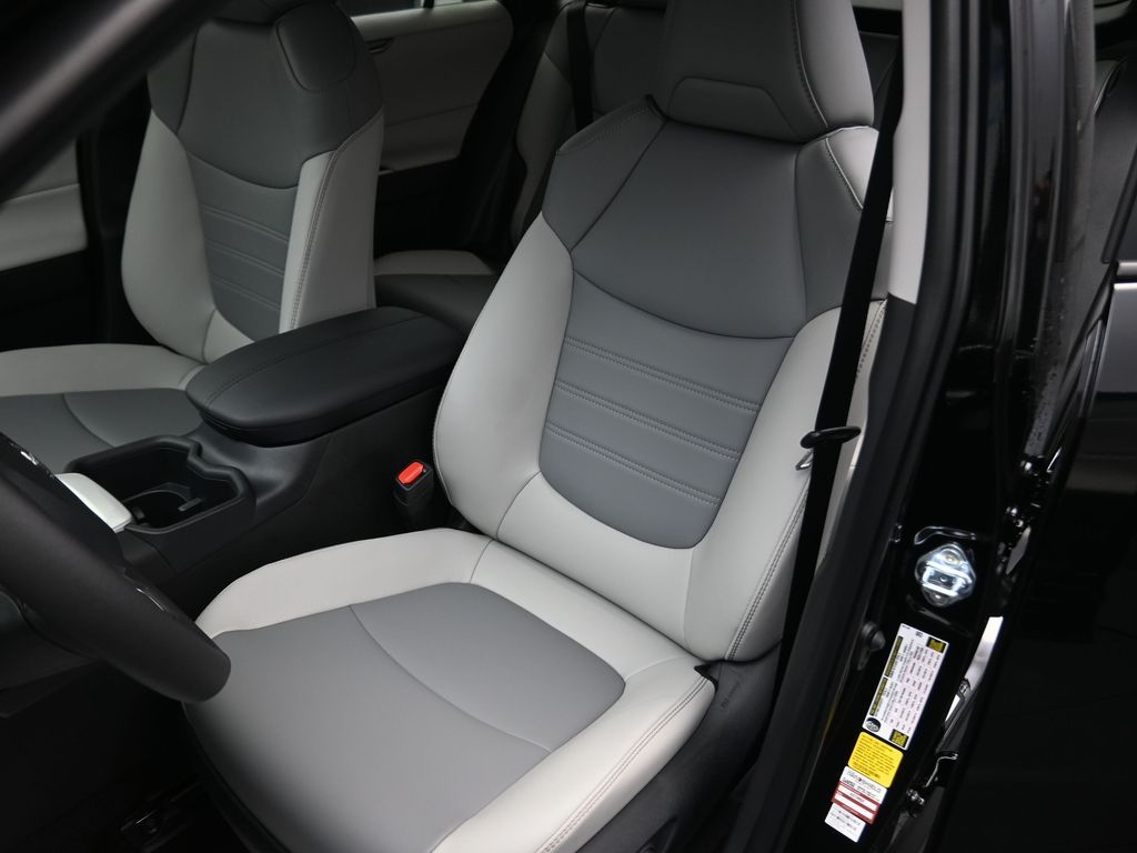 2025 Toyota RAV4 XLE Premium - 9