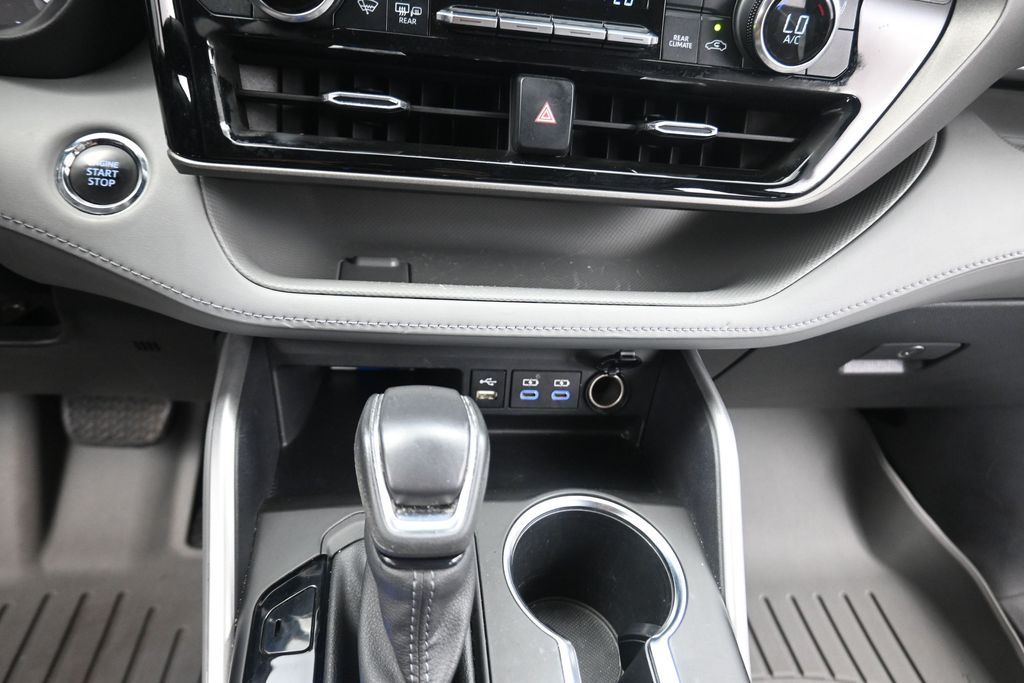 2022 Toyota Highlander XLE Silver at Don McGill Toyota