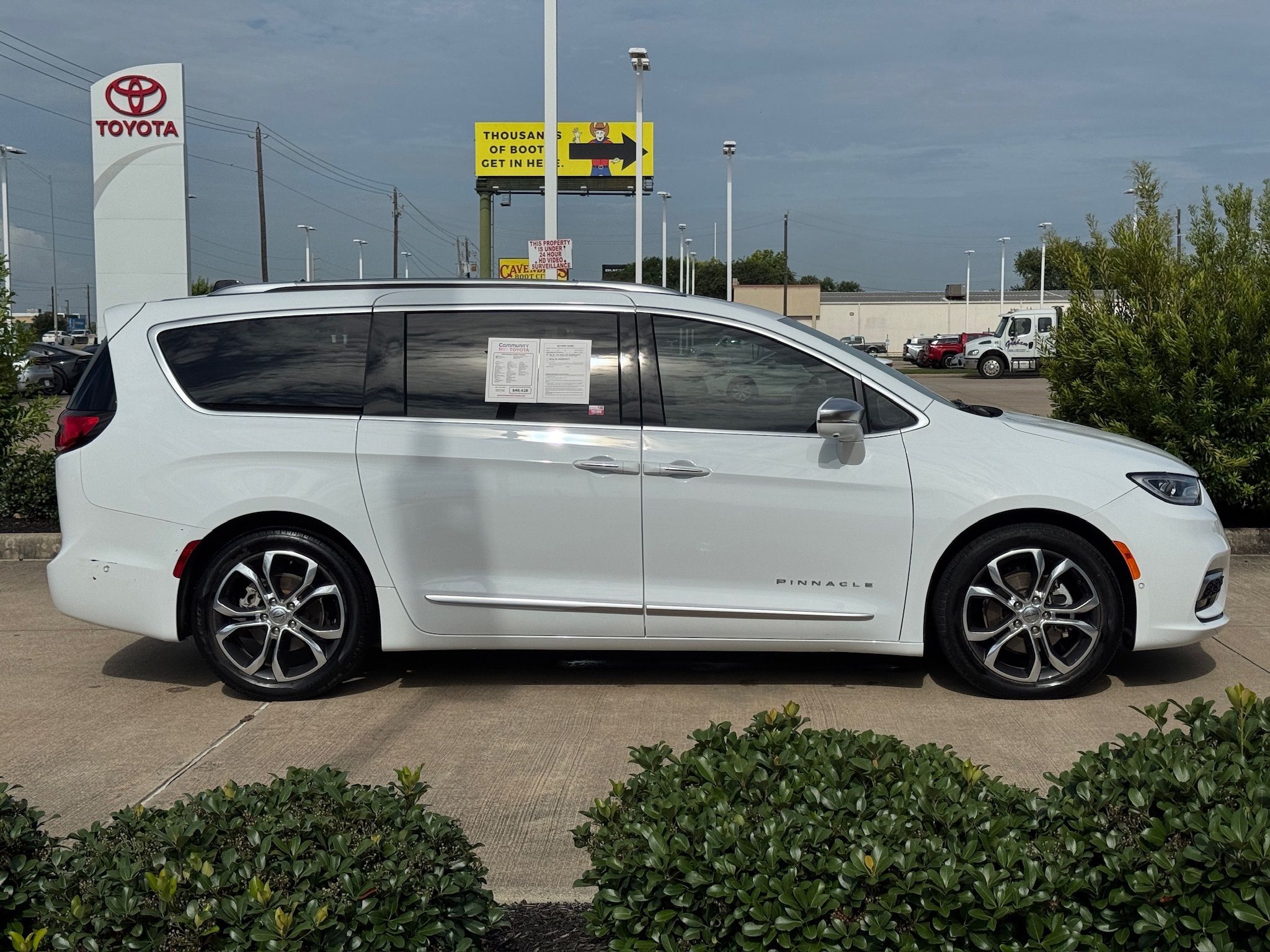 2024 Chrysler Pacifica Pinnacle White at Community Honda