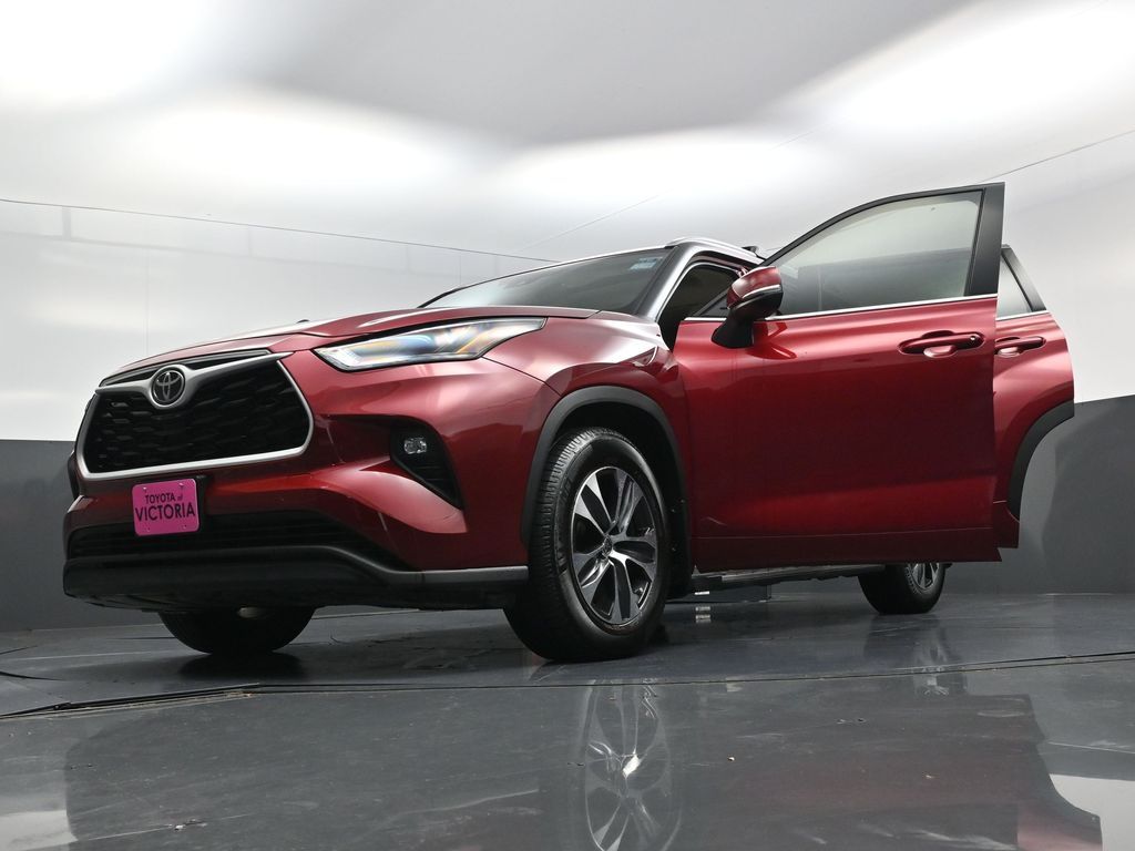 2022 Toyota Highlander XLE Red at Victoria Chrysler Dodge Jeep Ram