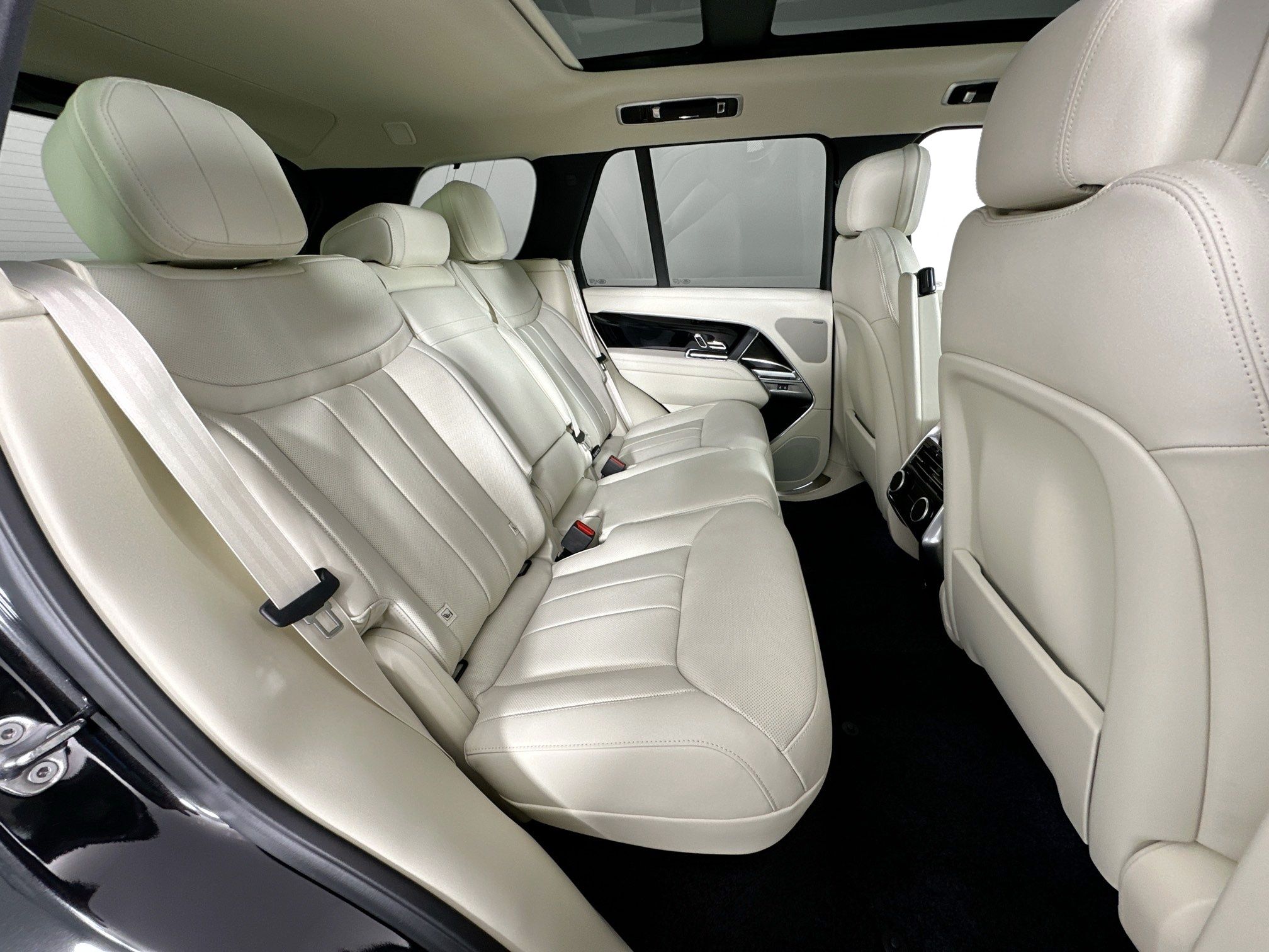 new 2026 Land Rover Range Rover Plug-In Hybrid car, priced at $133,760