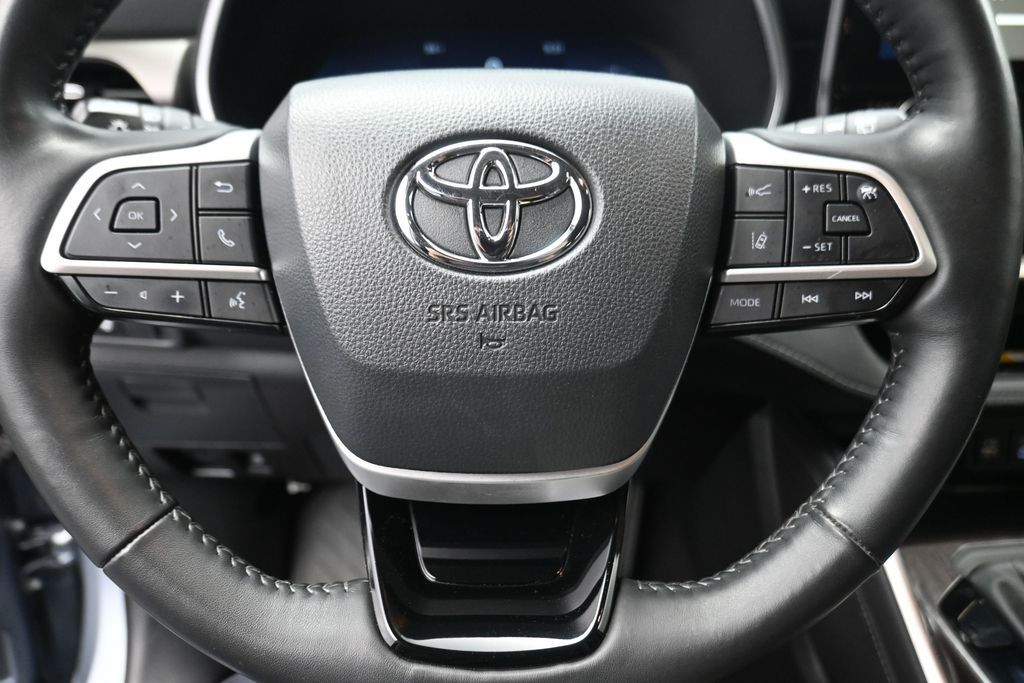 2024 Toyota Highlander Hybrid Limited  at Toyota of Victoria