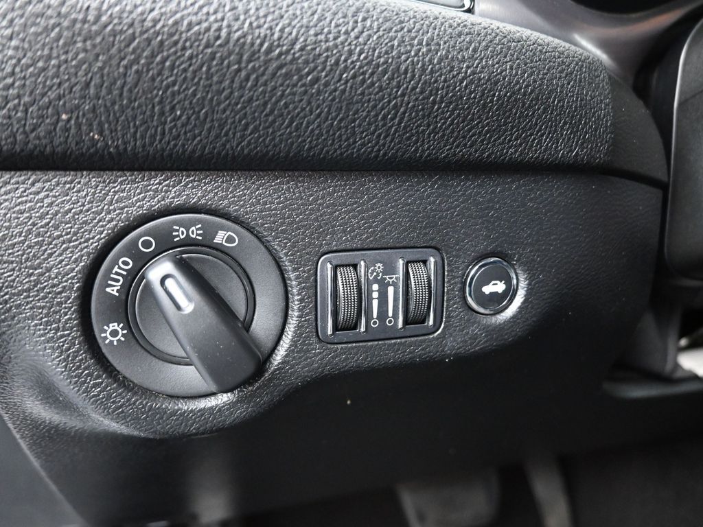 2023 Dodge Challenger SXT - 11